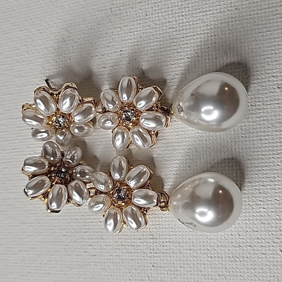 nOir Pearl Floral 3-Tier Dangle Drop Statement Earrings - Picture 3 of 8